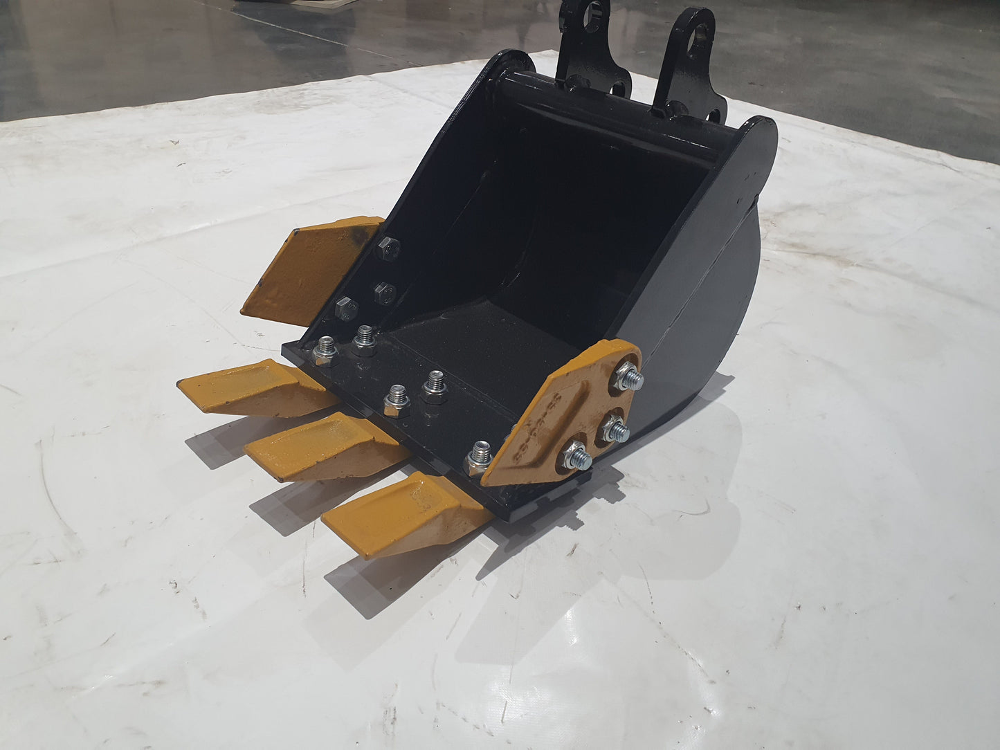 Cfgindustrial 16" Bucket With Teeth For Mini Excavators | AGT-12EX-WD16