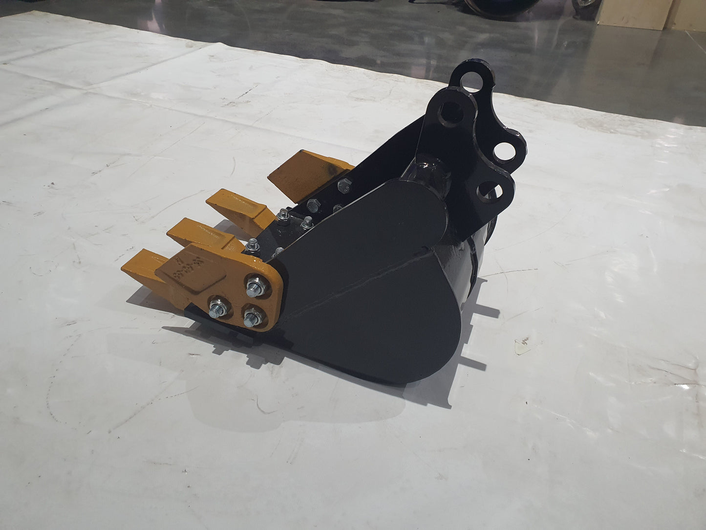 Cfgindustrial 16" Bucket With Teeth For Mini Excavators | AGT-12EX-WD16