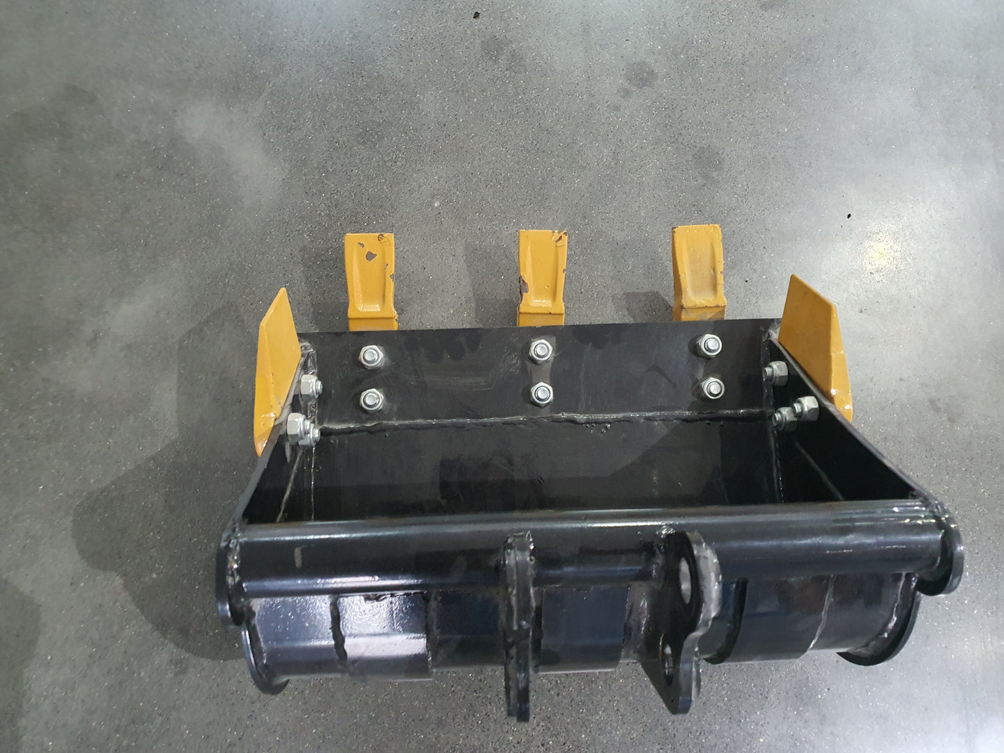 Cfgindustrial 20" Digging Bucket with Teeth for 1-2 Ton Mini Excavator | AGT-12EX-WD20