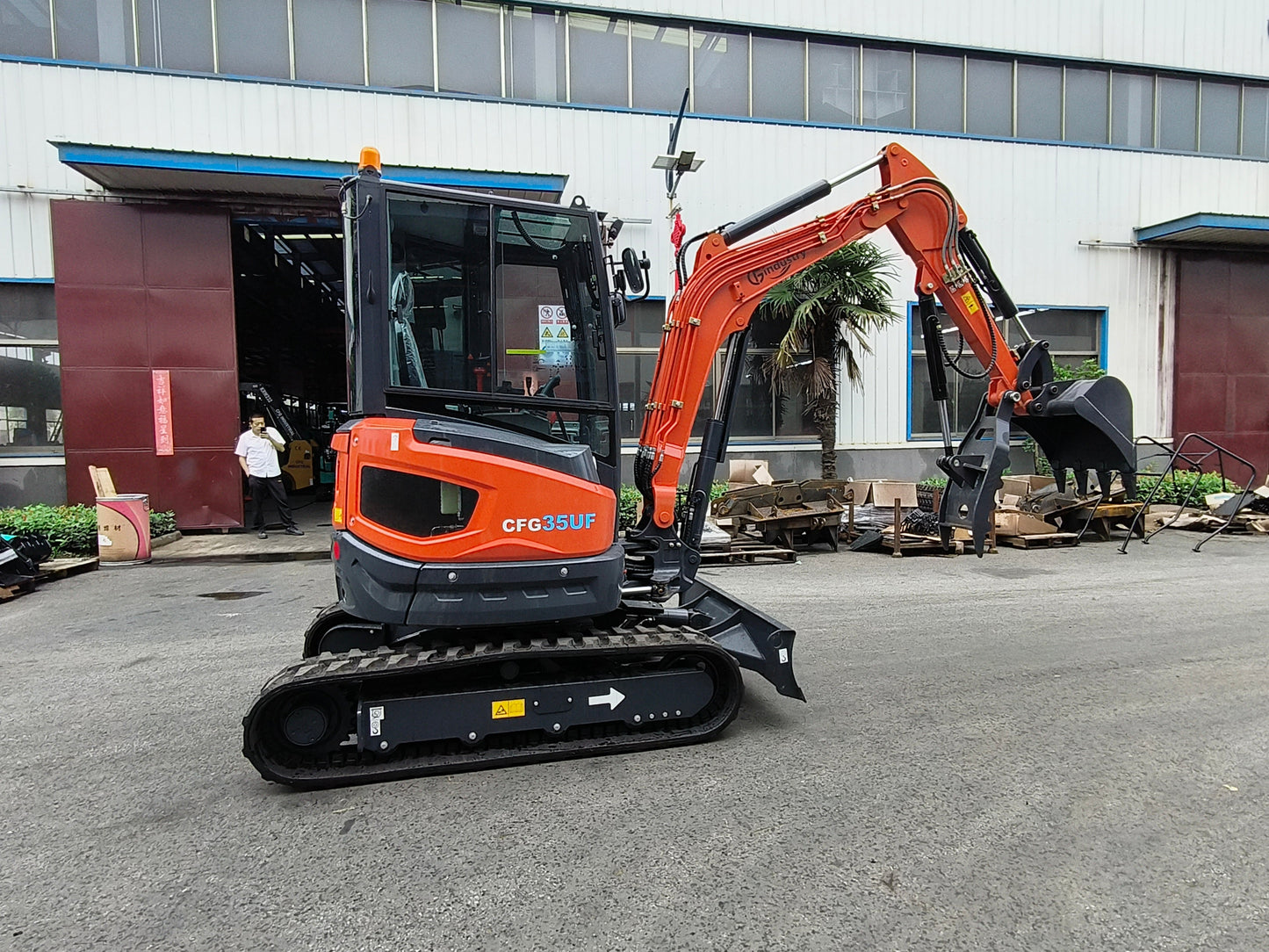 Cfgindustrial 3.5 Ton Mini Excavator with Kubota Diesel Engine, Hydraulic Thumb & Pilot Controls | CFG35UF