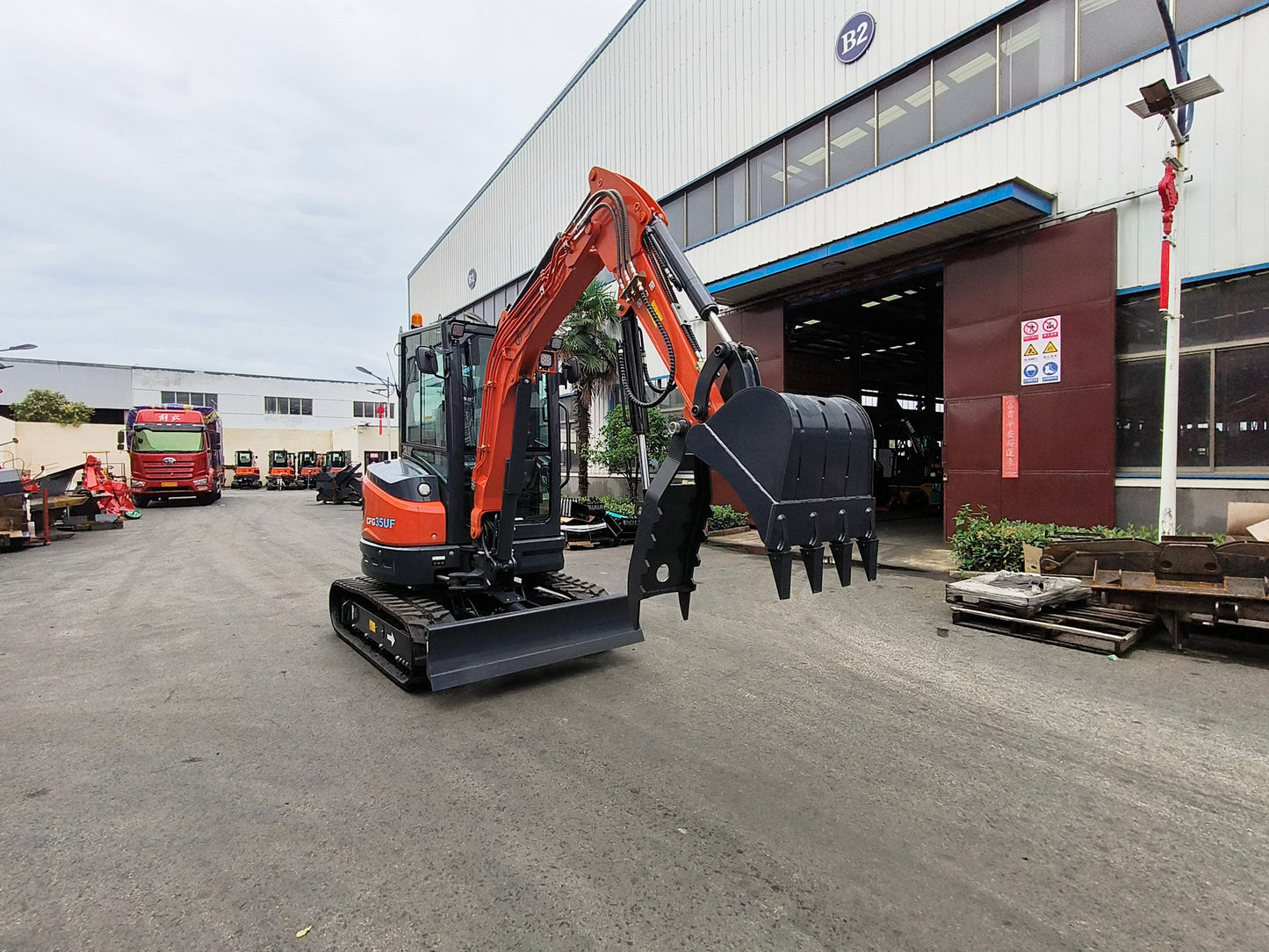Cfgindustrial 3.5 Ton Mini Excavator with Kubota Diesel Engine, Hydraulic Thumb & Pilot Controls | CFG35UF